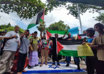 SEBAHAGIAN umat Islam yang mengadakan perhimpunan aman sebagai tanda sokongan kepada umat Islam di Palestin selepas solat Jumaat di pekarangan Masjid Hashim Yahya, George Town, Pulau Pinang hari ini. - Pic: IQBAL HAMDAN