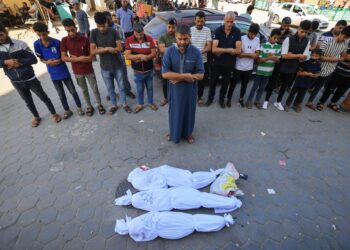 PENDUDUK Palestin melakukan solat jenazah untuk kanak-kanak yang terbunuh akibat pengeboman Israel di Deir al-Balah, Semenanjung Gaza. - AFP