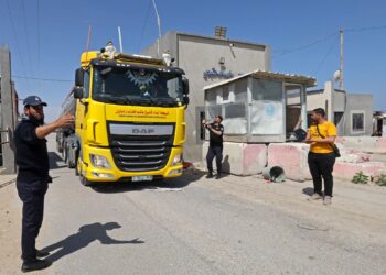 TRAK melalui lintasan Kerem Shalom yang dikawal Israel di Rafah, Palestin. - AFP