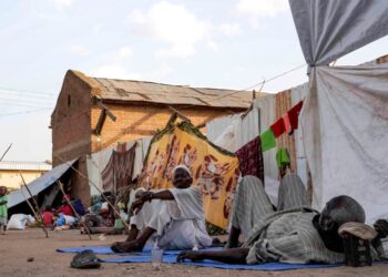PENDUDUK tinggal di pusat perlindungan di sekolah menengah Hasahisa akibat konflik di Sudan. - AFP