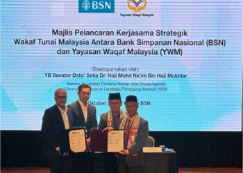 MOHD Na’im Mokhtar dan Jay Khairil (dua, kiri) menyaksikan pertukaran dokumen kerjasama antara Yayasan Waqaf Malaysia dan Bank  Simpanan Nasional di Kuala Lumpur,  semalam.