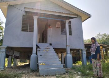 CHE Hasniza Che Omar bersyukur apabila rumah baharunya sudah siap dan boleh diduduki di Kampung Tersang, Rantau Panjang, Kelantan. 
– UTUSAN/ROHANA ISMAIL