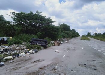 SAMPAH sarap memenuhi laluan masuk utama ke lokasi Litar Lumba Antarabangsa Sungai Petani di Ambangan Heights, Bandar Aman Jaya di Sungai Petani. – UTUSAN/OTHMAN YAHAYA