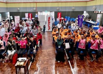 PESERTA Kempen Kesedaran Kanser – Sehari Bersama Yakult merakamkan gambar bersama selepas program berkenaan di Dewan Besar Rumah Seri Kenangan, Kangar, Perlis, semalam.- UTUSAN/ASYRAF MUHAMMAD