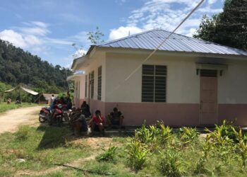 PENDUDUK Orang Asli di Pos Bihai, Gua Musang, Kelantan lega apabila seekor harimau belang yang berkeliaran di kawasan kampung berjaya ditangkap. - UTUSAN/AIMUNI TUAN LAH