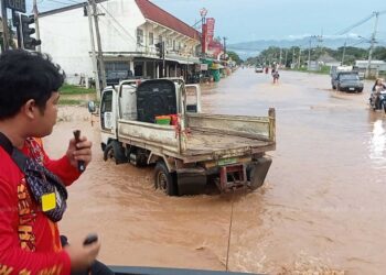 BANJIR di daerah Lom Sak, Phetchabun semakin surut sejak Ahad lalu. - AGENSI