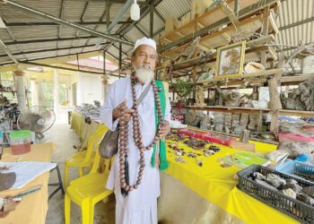 TASBIH daripada pelbagai jenis teras kayu yang dihasilkan Roslan Mamat di Melawi, Bachok, Kelantan. – UTUSAN/TOREK SULONG