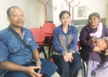 FIDA Adira Eron (tengah) bersama ibu bapanya ketika mendaftar sebagai pelajar baharu bagi Program Pengajian Laluan Khas di UMK Bachok, Kelantan, semalam.