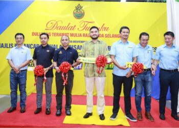 TENGKU Amir Shah bersama Syed Haizam Hishamuddin Putra Jamalulail pada Majlis Pelancaran JER dekat cawangan Segi Fresh, Telok Panglima Garang di Kuala Langat, Selangor. - UTUSAN / AFIQ RAZALI