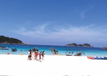 SEBAHAGIAN daripada pelancong yang berkunjung di Pulau Redang, Kuala Nerus, Terengganu. - UTUSAN/KAMALIZA KAMARUDDIN