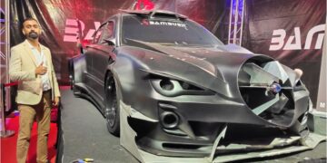JAI Prakash bersama kereta Batmobile buatan sepenuhnya mekanik tempatan.