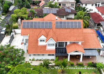 PENGGUNAAN panel solar pada kediaman menggalakkan penggunaan tenaga bersih dalam kalangan rakyat. - GAMBAR HIASAN