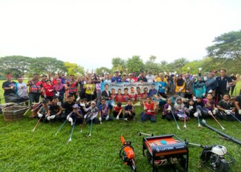 PENDUDUK di Taman Perwira, Bukit Mertajam, Pulau Pinang bersama-sama menyertai program gotong-royong yang dianjurkan oleh MPKK Taman Perwira bagi memastikan persekitaran tempat tinggal bersih dan terjamin.