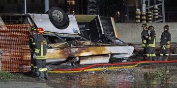 PASUKAN kecemasan melihat bangkai bas yang terbabas dan terbakar di bandar Mestre di Venice, Itali.-AGENSI