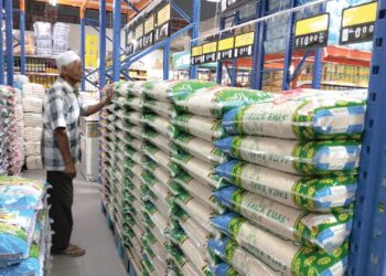 SEORANG pengguna meninjau harga beras apabila hanya beras import dijual di salah sebuah pasar raya
di Tumpat, Kelantan, semalam. – UTUSAN/ROHANA ISMAIL