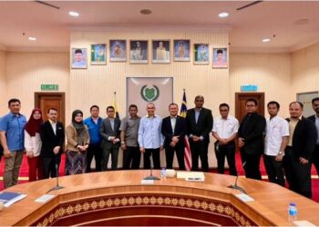 WAN Ishak Soed (sembilan dari kanan) bergambar selepas mengadakan pertemuan dengan Menteri Besar, Mohd. Shukri Ramli di Kompleks DUN Perlis.