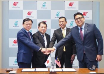 MAJLIS menandatangani memorandum persefahaman antara Petronas dan Idemitsu.