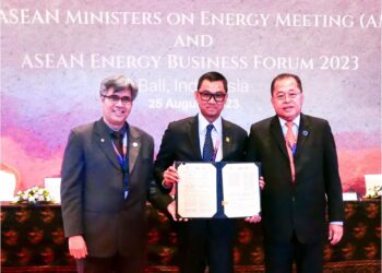 BAHARIN Din (kanan) pada majlis pemeteraian memorandum persefahaman antara TNB, PLN dan SPPA.
