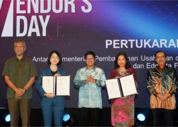 EWON Benedick menyampaikan anugerah kepada vendor cemerlang UEM Edgenta sempena sambutan Hari Vendor syarikat itu di Kuala Lumpur, hari ini. - UTUSAN/SYAKIR RADIN