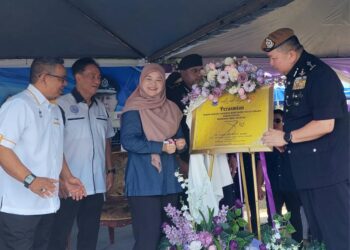 FADHLINA Sidek (tengah) menurunkan tanda tangan sebagai simbolik melancarkan Taman Angkat Amanita Kontinjen Pulau Pinang di SMK Saujana Indah, Nibong Tebal, Pulau Pinang hari ini.