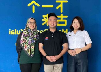 Chua Jian Boon (tengah) bersama dua pegawainya yang akan menguruskan aduan diterima Biro Aduan Hak Wanita dan Keluarga yang baharu ditubuhkan.