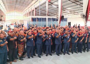 NOR HISHAM Mohammad (tengah)  selepas merasmikan majlis penutupan konvensyen pasukan bomba sukarela Zon Utara Tahun 2023, di Balik Pulau, Pulau Pinang hari ini.