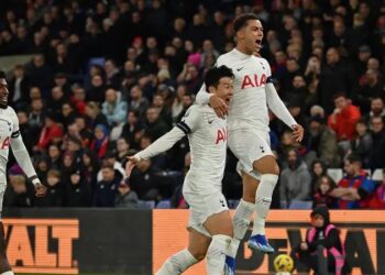 SON Heung-min (kiri) meraikan jaringannya ketika membantu Tottenham mengalahkan Crystal Palace dalam aksi Liga Perdana Inggeris.