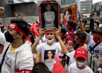 PENUNJUK perasaan memegang gambar Suu Kyi semasa demonstrasi menuntut pembebasan pemimpin itu di luar Kedutaan Myanmar di Bangkok pada Februari lalu. - AFP