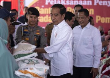 JOKO Widodo menyalurkan bantuan beras kepada penduduk di Bogor, Indonesia.-AGENSI