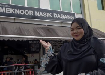 NOOR Shuhada Zakaria di hadapan restoran miliknya, MekNoor Nasik Dagang yang semakin mendapat tempat di hati pelanggan.