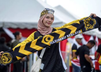Gelagat penyokong yang hadir bagi memberi sokongan kepada Harimau Malaya pada perlawanan akhir Kejohanan Pestabola Merdeka 2023 Malaysia menentang Tajikistan di Stadium Nasional Bukit Jalil. UTUSAN/FARIZ RUSADIO