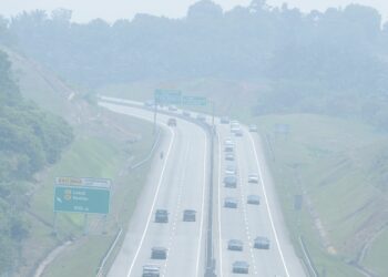 KEADAAN jerebu di Lebuhraya Seremban-Port Dickson petang semalam. -UTUSAN/MOHD. SHAHJEHAN MAAMIN