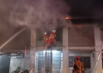 SEBANYAK empat rumah kedai dua tingkat di Jalan Perak, George Town, Pulau Pinang musnah dalam kebakaran malam tadi. - Pic: IHSAN JBPM PULAU PINANG