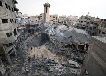 KESAN kemusnahan yang berlaku selepas tentera Israel melancarkan serangan udara di Semenanjung Gaza, Palestin. - AFP