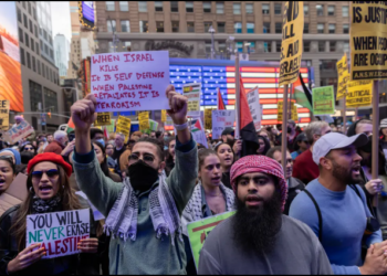 PENUNJUK perasaan memegang sepanduk menggesa Palestin dibebaskan daripada cengkaman Zionis di Manhattan, New York. - REUTERS