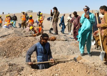 PENDUDUK menggali kubur untuk mengebumikan jenazah mangsa yang terkorban dalam kejadian gempa bumi di wilayah Herat, Afghanistan. - AFP