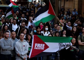 PENUNJUK perasaan melaungkan slogan ketika berarak dalam perhimpunan membantah tindakan tentera Israel membedil Gaza di Sydney, Australia.-AFP