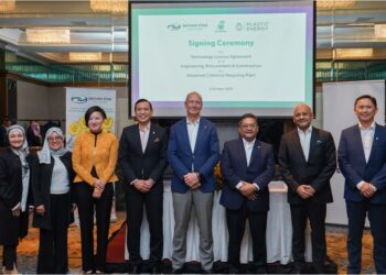 MOHD. Yusri Mohamed Yusof (empat kiri) pada majlis pemeteraian keputusan pelaburan akhir pembinaan loji kitar semula kimia termaju terbesar di Asia di Pengerang, Johor oleh Petronas Chemicals Group.