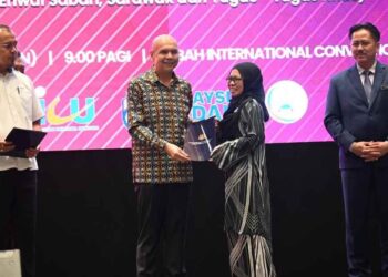 ARMIZAN Mohd. Ali (dua kiri) menyampaikan surat pelantikan pegawai teknikal di Kota Kinabalu hari ini