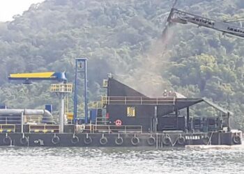 KERJA-KERJA penambakan projek PSI sedang rancak dijalankan di sekitar kawasan perairan Pulau Pinang Selatan, Pulau Pinang ketika ini.