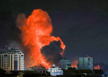 API menjulang tinggi selepas Israel melancarkan serangan udara di Semenanjung Gaza. - AFP
