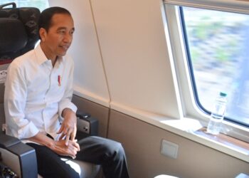 JOKO Widodo menyatakan asap jerebu boleh tersebar secara meluas jika dibawa oleh angin. - AFP