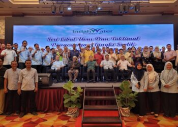 SAIZOL Ismail (duduk, tengah) bersama-sama pihak IWK dan penghulu-penghulu yang menyertai Sesi Libat Urus dan Taklimat Kesedaran Pengosongan Tangki Septik oleh IWK Kepada Penghulu Seluruh Kelantan di Kota Bharu, Kelantan hari ini. -UTUSAN/MUSTAQIM MOHAMED