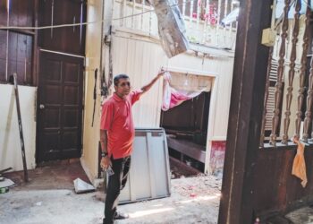 MOHD. NAJIB Latip menunjukkan ruang dalam rumah sejarah Munshi Abdullah yang rosak di Kampung Ketek, Jonker Walk, Melaka. - UTUSAN/AMRAN MULUP
