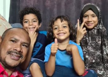 ABDILLAH Onim (kiri) bersama anak-anaknya kini menetap di Gaza. - AGENSI