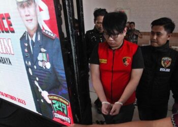 GREGORIUS Ronald Tannur dibawa ke sidang media di Balai Polis Surabaya, Jawa Timur.-AGENSI