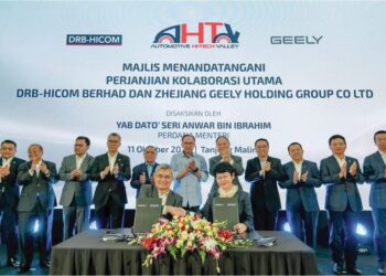 ANWAR Ibrahim menyaksikan pemeteraian perjanjian kolaborasi utama antara DRB-HICOM dan Geely sebagai komitmen kedua-dua pihak dalam sama-sama menjayakan AHTV. – FB ANWAR IBRAHIM