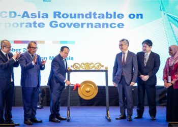 AHMAD Maslan melancarkan persidangan Meja Bulat OECD-Asia mengenai Tadbir Urus Korporat 2023 di Kuala Lumpur, hari ini. - UTUSAN/MUHAMAD IQBAL ROSLI
eliti buku Prinsip Tadbir Urus Korporat G20/OECD disaksikan  Yoshiki Takeuchi (tiga dari kanan) dan Dr. Awang Adek Hussin (dua dari kiri) dan  Abdul Wahid Omar di Kuala Lumpur, hari ini. - UTUSAN/MUHAMAD IQBAL ROSLI