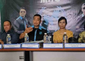 JERREY Jaimeh (dua kiri) semasa sidang akhbar bersama wakil penduduk terlibat di Kota Kinabalu baru-baru ini