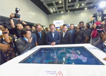 ANWAR Ibrahim melawat pameran sempena Persidangan Peralihan Tenaga 2023 anjuran Tenaga Nasional Berhad, bulan lalu.